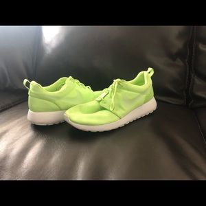 Women’s Nike roshe one🤩